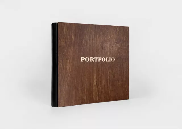 Фотокнига с деревянной обложкой и фрезеровкой «Portfolio» (Портфолио)